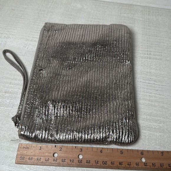 Stella & Dot Quilted Silver Wrist Clutch - Picture 9 of 12